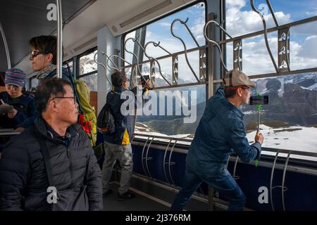 Les touristes asiatiques à l'intérieur du train Gornergrat approchant la gare de Gornergrat face à la forme majestueuse du Cervin, Valais, Suisse, Europe. W Banque D'Images