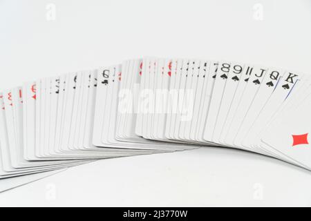 Jeu de cartes à jouer pile, isolé sur fond blanc, cartes à jouer pile rouge diamant au sommet Banque D'Images