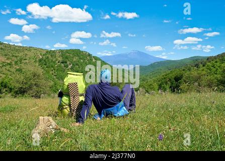 Homme avec sac à dos relaxant dans le parc Nebrodi avec le mont Etna sur fond, Sicile Banque D'Images