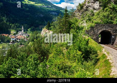 Village de Tiefencastel et montagnes des alpes, Graubunden, montagne des Grisons. Le glacier express train de Zermatt à St.Moritz, le train panoramique que c Banque D'Images