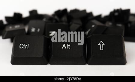 Ctrl Alt Maj texte de raccourci créé avec des touches de clavier isolées sur fond blanc, raccourci blanc sur clavier noir, vue de dessus Banque D'Images