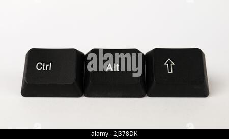 Ctrl Alt Maj raccourci créé avec les touches du clavier isolées sur fond blanc, blanc Ctrl Alt Maj sur clavier noir, vue de dessus Banque D'Images