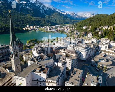 Vue panoramique aérienne du célèbre village et lac du centre-ville de Saint-Moritz lors d'une journée ensoleillée d'été dans les alpes en Suisse, canton Graubunden Banque D'Images
