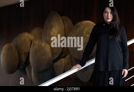 Berlin, Allemagne. 06th avril 2022. L'artiste Marina Abramovic pose pour les photographes dans le foyer au début d'une conférence de presse pour le projet d'opéra « 7 morts de Maria Callas ». Credit: Wolfgang Kumm/dpa/Alay Live News Banque D'Images