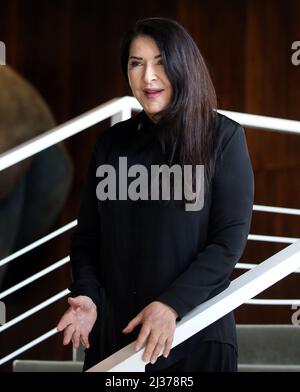 Berlin, Allemagne. 06th avril 2022. L'artiste Marina Abramovic pose pour les photographes dans le foyer au début d'une conférence de presse pour le projet d'opéra « 7 morts de Maria Callas ». Credit: Wolfgang Kumm/dpa/Alay Live News Banque D'Images