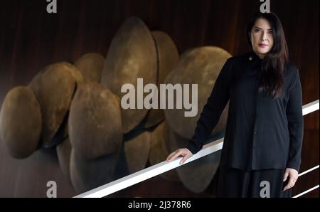 Berlin, Allemagne. 06th avril 2022. L'artiste Marina Abramovic pose pour les photographes dans le foyer au début d'une conférence de presse pour le projet d'opéra « 7 morts de Maria Callas ». Credit: Wolfgang Kumm/dpa/Alay Live News Banque D'Images