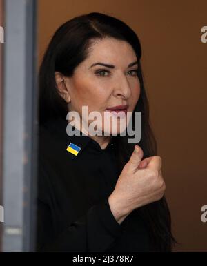 Berlin, Allemagne. 06th avril 2022. L'artiste Marina Abramovic discute avec le personnel de Deutsche Oper au début d'une conférence de presse sur le projet d'opéra « 7 morts de Maria Callas ». Elle porte un insigne aux couleurs du drapeau ukrainien. Credit: Wolfgang Kumm/dpa/Alay Live News Banque D'Images