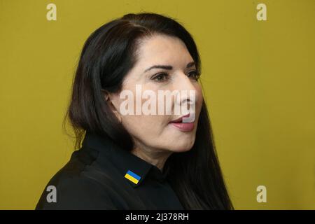 Berlin, Allemagne. 06th avril 2022. L'artiste Marina Abramovic répond aux questions des journalistes lors d'une conférence de presse sur le projet d'opéra « 7 morts de Maria Callas ». Elle porte un insigne aux couleurs du drapeau ukrainien. Credit: Wolfgang Kumm/dpa/Alay Live News Banque D'Images