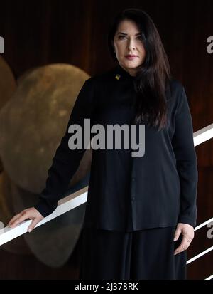 Berlin, Allemagne. 06th avril 2022. L'artiste Marina Abramovic pose pour les photographes dans le foyer au début d'une conférence de presse pour le projet d'opéra « 7 morts de Maria Callas ». Credit: Wolfgang Kumm/dpa/Alay Live News Banque D'Images