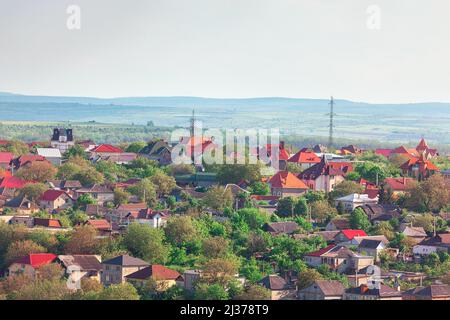 Photographie aérienne des banlieues . Vue sur les toits de campagne depuis le dessus Banque D'Images