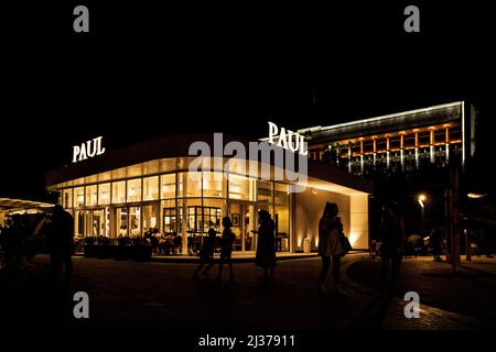 Paul boulangerie française et restaurant de la branche de nuit situé à Almaty. Almaty, Kazakhstan - 05 septembre 2021 Banque D'Images
