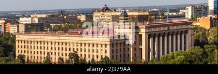 Vue panoramique aérienne de l'ancienne maison du gouvernement, aujourd'hui Université technique kazakh britannique. Almaty, Kazakhstan - 02 juillet 2021 Banque D'Images