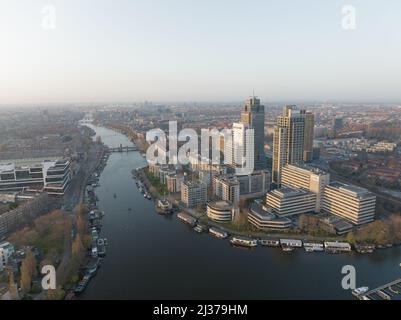 Amsterdam, 23th mars 2022, pays-Bas. Immeubles de bureaux d'Omval. Horizon d'Amsterdam aérien le long de la rivière Amstel et de la station Amstel Banque D'Images