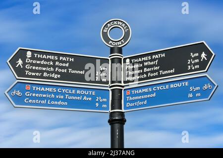 Gros plan Thames côté sentier de randonnée doigt pointant vers le panneau et Thames cycle route direction MILLAGE après Blackwall point Greenwich Peninsula Londres UK Banque D'Images