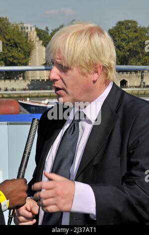 Fermez Boris Johnson en tant que maire de Londres entretien de presse à la télévision devant City Hall Londres avant de devenir le Premier ministre britannique conservateur Angleterre Royaume-Uni Banque D'Images