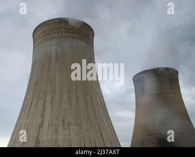 Vapeur sortant des tours de refroidissement de la centrale à charbon. Banque D'Images