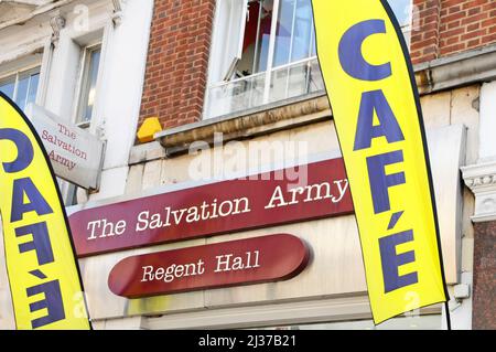 Gros plan des panneaux et des publicités de cafés au-dessus de l'entrée publique des locaux de l'organisme de bienfaisance Salvation Army Regent Hall à Oxford Street West End Londres, Angleterre, Royaume-Uni Banque D'Images