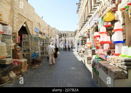 Une personne marche tandis que regarde les magasins de provisions d'oiseaux au marché extérieur Souq Waqif oiseaux. Le 1 mars 2022 à Doha, au Qatar. (Photo par (Sidhik Keeranta Banque D'Images