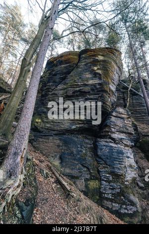 Une petite tour en grès dans la vallée de l'Elbe, en Tchéquie. Banque D'Images