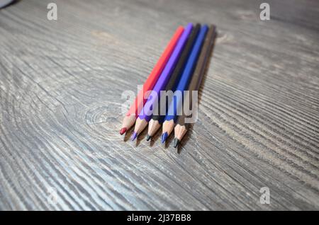 Les crayons sur la table en bois. Gros plan photo des crayons. Banque D'Images