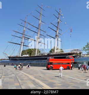 Red London Routemaster bus à toit ouvert à côté du Cutty Sark historique restauré coupe-thé britannique partie de la National Historic Fleet Greenwich Angleterre Royaume-Uni Banque D'Images