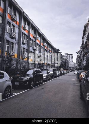 Un cliché vertical de voitures garées devant une école à Taipei, Taïwan Banque D'Images