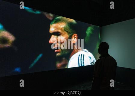 Londres, Royaume-Uni. 6 avril 2022. 'Zidane : un portrait du 21st siècle', 2006, un film de Douglas Gordon et Phillipe Parreno. Aperçu de «football: Designing the Beautiful Game», une nouvelle exposition au Design Museum qui célèbre la façon dont le design a influencé le sport le plus populaire au monde. L'exposition, réalisée en partenariat avec le Musée national du football, se déroule du 8 avril au 29 août 2022. Credit: Stephen Chung / Alamy Live News Banque D'Images