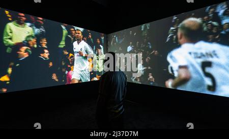 Londres, Royaume-Uni. 6 avril 2022. 'Zidane : un portrait du 21st siècle', 2006, un film de Douglas Gordon et Phillipe Parreno. Aperçu de «football: Designing the Beautiful Game», une nouvelle exposition au Design Museum qui célèbre la façon dont le design a influencé le sport le plus populaire au monde. L'exposition, réalisée en partenariat avec le Musée national du football, se déroule du 8 avril au 29 août 2022. Credit: Stephen Chung / Alamy Live News Banque D'Images