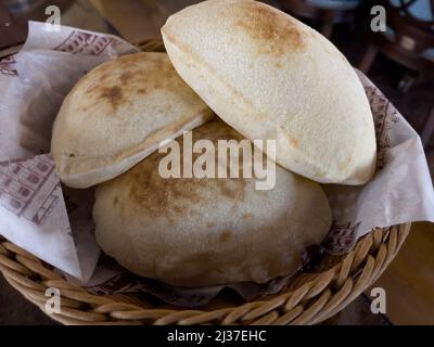 Pain lebnani arabe frais et chaud servi dans un panier. Pain arabe fraîchement cuit. Banque D'Images