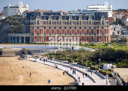 L'Hôtel du Palais (à l'origine la Villa Eugénie) et la Grande plage de Biarritz (Pyrénées Atlantique - France). Banque D'Images