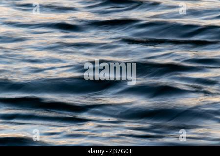 Surface d'eau ondulée en gros plan, paysage abstrait avec des vagues se déplaçant en diagonale Banque D'Images
