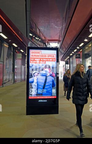 DEC Ukraine Humanitarian Appeing caritative poster publicitaire électronique et acheteurs à One New change dans la ville de Londres Angleterre Royaume-Uni Mars 2022 Banque D'Images