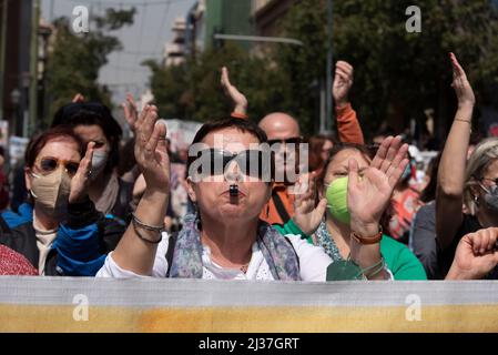 Athènes, Grèce. 6th avril 2022. Les manifestants marchent en criant des slogans contre le gouvernement. Des dizaines de milliers de personnes sont descendues dans les rues pour participer à une grève générale de 24 heures contre les bas salaires, la hausse du coût de la vie et la flambée des coûts énergétiques. (Credit image: © Nikolas Georgiou/ZUMA Press Wire) Banque D'Images