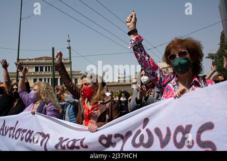 Athènes, Grèce. 6th avril 2022. Les manifestants marchent en criant des slogans contre le gouvernement. Des dizaines de milliers de personnes sont descendues dans les rues pour participer à une grève générale de 24 heures contre les bas salaires, la hausse du coût de la vie et la flambée des coûts énergétiques. (Credit image: © Nikolas Georgiou/ZUMA Press Wire) Banque D'Images