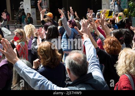 Athènes, Grèce. 6th avril 2022. Les manifestants marchent en criant des slogans contre le gouvernement. Des dizaines de milliers de personnes sont descendues dans les rues pour participer à une grève générale de 24 heures contre les bas salaires, la hausse du coût de la vie et la flambée des coûts énergétiques. (Credit image: © Nikolas Georgiou/ZUMA Press Wire) Banque D'Images