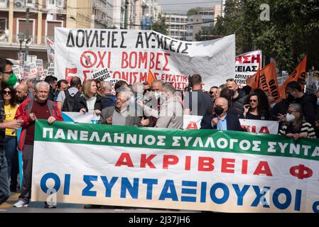 Athènes, Grèce. 6th avril 2022. Les manifestants marchent en criant des slogans contre le gouvernement. Des dizaines de milliers de personnes sont descendues dans les rues pour participer à une grève générale de 24 heures contre les bas salaires, la hausse du coût de la vie et la flambée des coûts énergétiques. (Credit image: © Nikolas Georgiou/ZUMA Press Wire) Banque D'Images