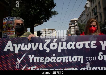 Athènes, Grèce. 6th avril 2022. Les manifestants marchent en criant des slogans contre le gouvernement. Des dizaines de milliers de personnes sont descendues dans les rues pour participer à une grève générale de 24 heures contre les bas salaires, la hausse du coût de la vie et la flambée des coûts énergétiques. (Credit image: © Nikolas Georgiou/ZUMA Press Wire) Banque D'Images