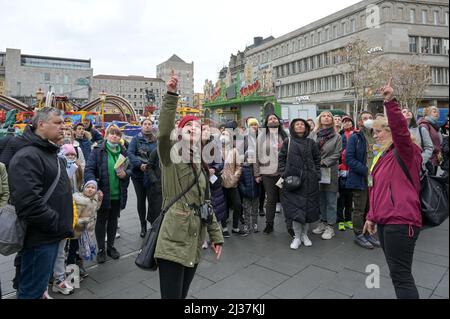 06 avril 2022, Saxe-Anhalt, Halle (Saale): Le guide Beate Krauße (r) et l'interprète Roksolana Grabko dirigent des réfugiés d'Ukraine à travers la ville. En plus des points pertinents tels que le bâtiment de l'administration de la ville, des commerces, des installations gastronomiques et de musée et des points touristiques sélectionnés dans le centre-ville et la vieille ville sont également présentés. Photo: Heiko Rebsch/dpa Banque D'Images