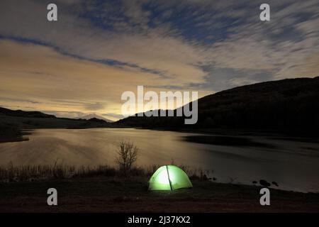 Camp sauvage au bord du lac Biviere la nuit dans le parc Nebrodi, Sicile Banque D'Images