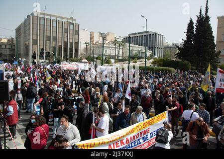 Athènes, Grèce. 6th avril 2022. Les manifestants marchent en criant des slogans contre le gouvernement. Des dizaines de milliers de personnes sont descendues dans les rues pour participer à une grève générale de 24 heures contre les bas salaires, la hausse du coût de la vie et la flambée des coûts énergétiques. (Credit image: © Nikolas Georgiou/ZUMA Press Wire) Banque D'Images