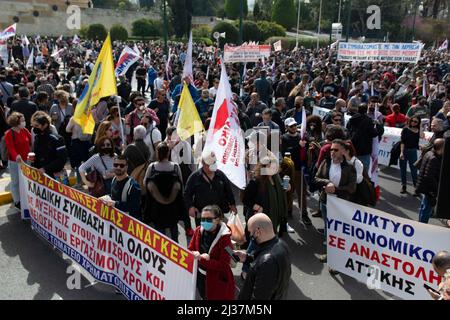 Athènes, Grèce. 6th avril 2022. Les manifestants marchent en criant des slogans contre le gouvernement. Des dizaines de milliers de personnes sont descendues dans les rues pour participer à une grève générale de 24 heures contre les bas salaires, la hausse du coût de la vie et la flambée des coûts énergétiques. (Credit image: © Nikolas Georgiou/ZUMA Press Wire) Banque D'Images