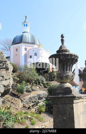 Portmeirion est un charmant village de style italiané sur la côte du nord du pays de Galles, conçu et construit par Sir Clough Williams-Ellis - Royaume-Uni, PETER GRANT Banque D'Images