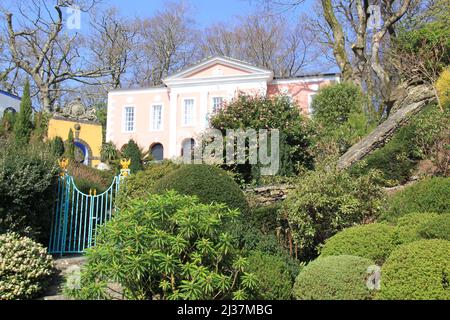 Portmeirion est un charmant village de style italiané sur la côte du nord du pays de Galles, conçu et construit par Sir Clough Williams-Ellis - Royaume-Uni, PETER GRANT Banque D'Images