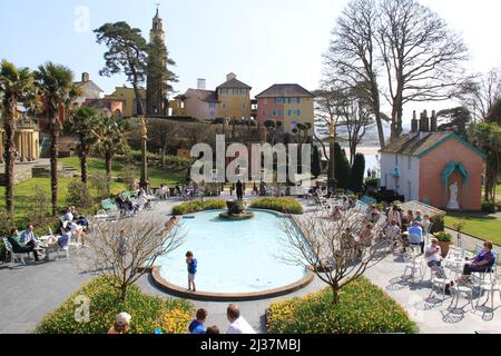 Portmeirion est un charmant village de style italiané sur la côte du nord du pays de Galles, conçu et construit par Sir Clough Williams-Ellis - Royaume-Uni, PETER GRANT Banque D'Images