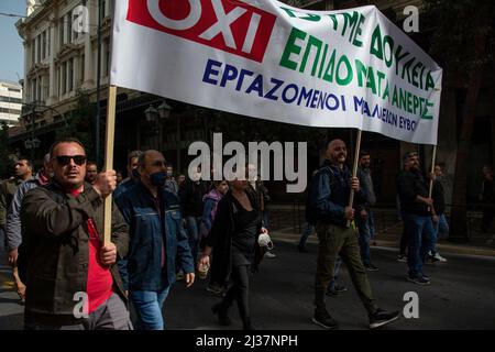 Athènes, Grèce. 6th avril 2022. Les manifestants marchent en criant des slogans contre le gouvernement. Des dizaines de milliers de personnes sont descendues dans les rues pour participer à une grève générale de 24 heures contre les bas salaires, la hausse du coût de la vie et la flambée des coûts énergétiques. (Credit image: © Nikolas Georgiou/ZUMA Press Wire) Banque D'Images