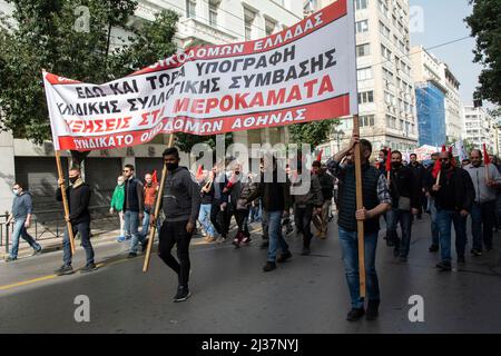 Athènes, Grèce. 6th avril 2022. Les manifestants marchent en criant des slogans contre le gouvernement. Des dizaines de milliers de personnes sont descendues dans les rues pour participer à une grève générale de 24 heures contre les bas salaires, la hausse du coût de la vie et la flambée des coûts énergétiques. (Credit image: © Nikolas Georgiou/ZUMA Press Wire) Banque D'Images