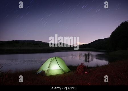 Nuit paisible sur le lac avec tente dans le parc Nebrodi, Sicile Banque D'Images