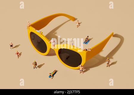 quelques personnes miniatures, portant un maillot de bain, se détendre sur une paire de lunettes de soleil jaunes à rebord en plastique et quelques personnes plus miniatures se tenant autour, Banque D'Images