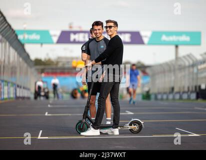 Alexander Albon (THA) de l'équipe Williams et George Russell (GBR) de l'équipe Mercedes lors du Grand Prix de Formule 1 d'Australie au circuit du Grand Prix d'Albert Park le 6. Avril 2022. Banque D'Images