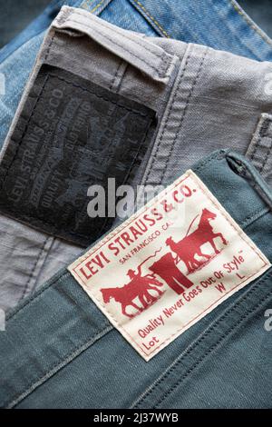 MADRID, ESPAGNE - 3 AVRIL 2022 : gros plan sur le dos des différents jeans de Levi. Détail des différentes étiquettes avec le logo du célèbre clo américain Banque D'Images